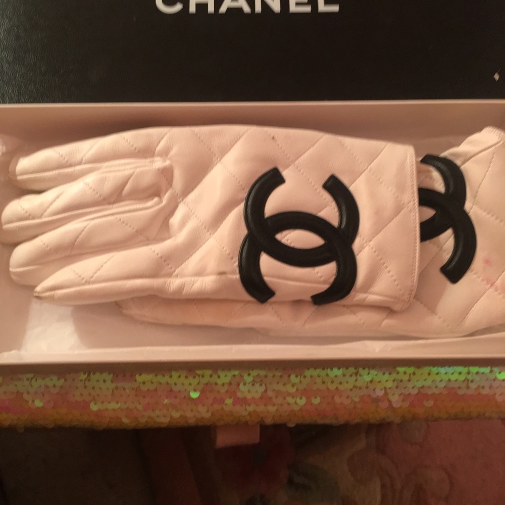 AUTHENTIC White quilted Chanel leather CC gloves 7